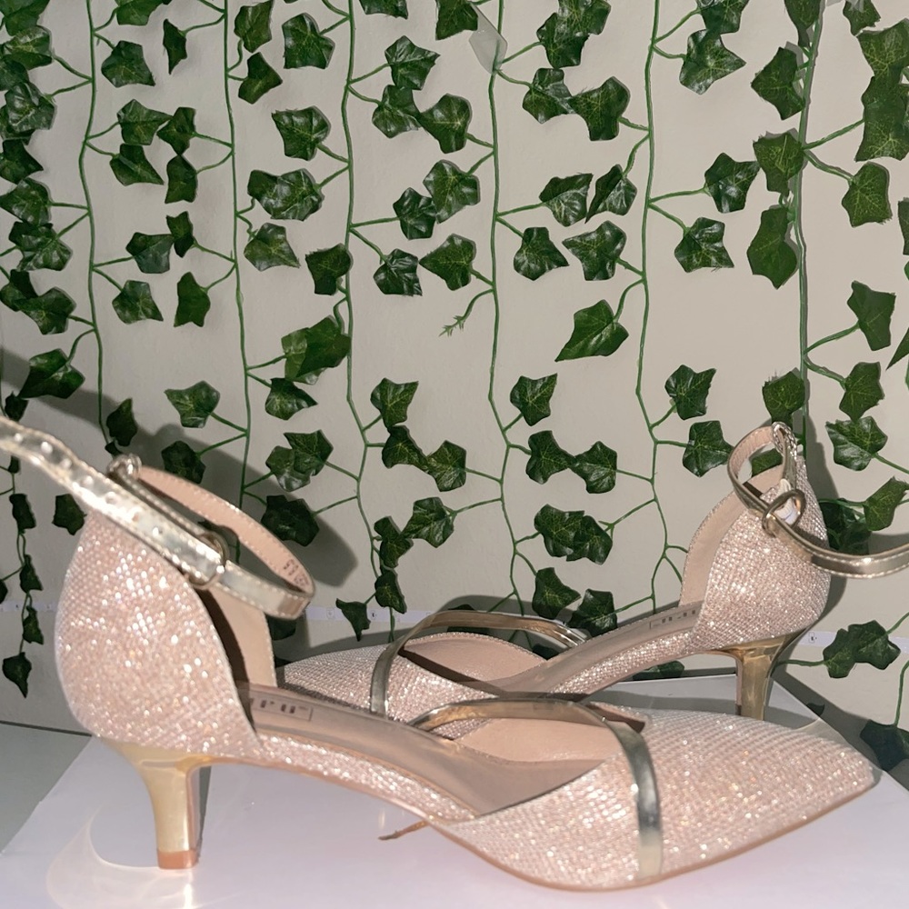 Its a pointed toe heel  ankle strap in a gold shiny color